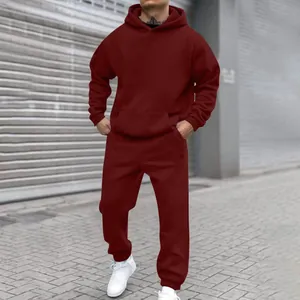 Detalle del chándal de forro polar burdeos para hombre con sudadera extragrande.