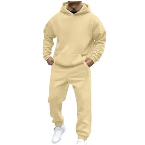 Vista detallada del conjunto de sudadera con capucha de forro polar beige para hombre