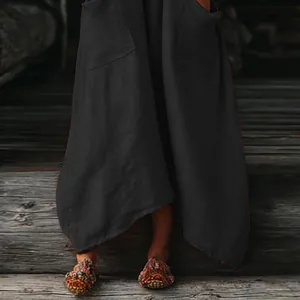 Detalle de vestido maxi bohemio negro con bolsillos laterales grandes y prácticos
