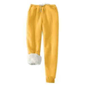 Detail der winterlichen, gelben Jogginghose mit dickem Fleece-Futter und Kordelzug