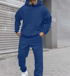 Conjunto de chándal de forro polar azul marino para hombre con capucha y pantalones.