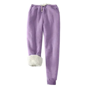 Detailaufnahme des dicken weißen Lammwollfutters in der lila Fleece-Jogginghose für Damen
