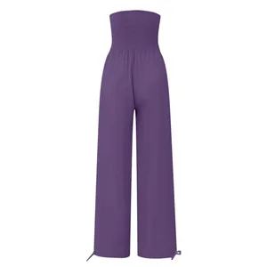 Vista posteriore dei pantaloni viola a vita alta con dettagli sulla vita elasticizzata.