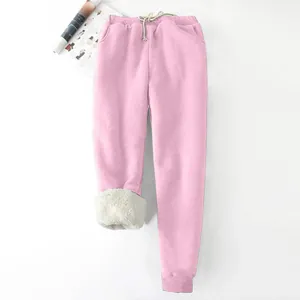 Detailansicht der rosa Winter-Jogginghose mit sehr dicker Fütterung aus Fleece.