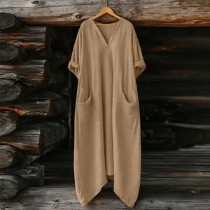 Detalle de un vestido largo bohemio caqui de talla grande con cuello en V y bolsillos