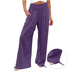 Vista dettagliata dei pantaloni larghi viola da donna con coulisse sull'orlo e tessuto
