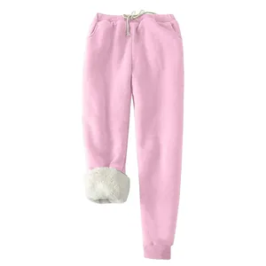Detailansicht der rosa Winter-Sweathose mit dickem, warmem Lammwollfleece-Futter