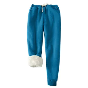 Detaillierte Makroansicht blauer Winter-Jogginghose mit dickem weißem Fleece-Futter