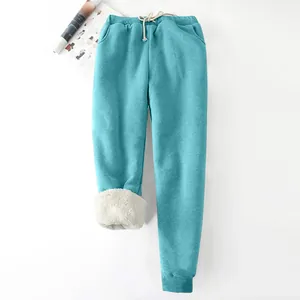 Detailansicht der dicken Winter-Jogginghose für Damen mit warmem weißem Lammvliesfutter