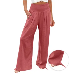 Primo piano del pantalone largo rosa antico con vita a punto smock e laccio sul fondo