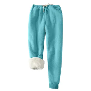 Nahaufnahme des dicken weißen Fleecefutters an türkisfarbenen Winter-Jogginghosen.
