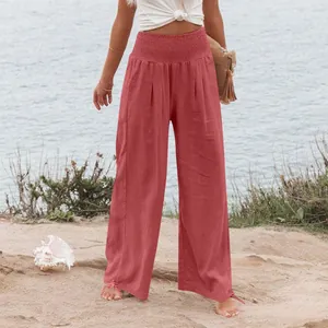 Pantaloni a gamba larga casual da donna in terracotta con vita a punto smock in spiaggia