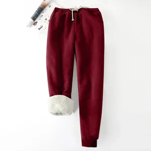 Detailansicht der weinroten Winter-Jogginghose mit dickem Sherpa-Fleecefutter innen