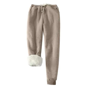 Detailansicht des dicken weißen Lammwoll-Fleecefutter in warmen Winter-Jogginghosen.