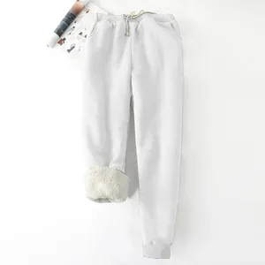 Detailaufnahme der dicken Damen-Winter-Jogginghose mit warmem weißem Lammfell-Futter