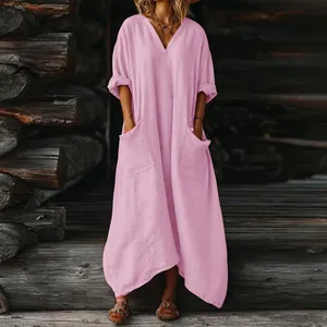Detalle de un vestido largo bohemio rosa con bolsillos prácticos y cuello en V.