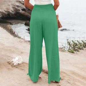 Vista posteriore di pantaloni verdi a gamba larga con vita alta arricciata al mare.