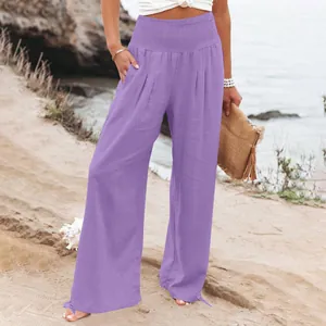 Dettaglio dei pantaloni larghi in lino viola con vita alta elasticizzata e tasche