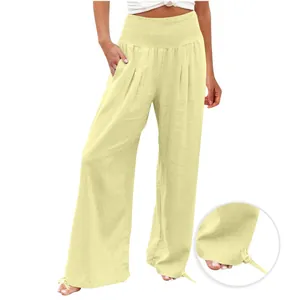 Vista dettagliata dei pantaloni a gamba larga giallo pallido con vita a punto smock.