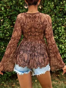 Detaillierte Rückansicht eines braunen Paisley-Mesh-Langarmshirts mit schmaler Passform