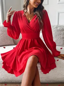 Élégante robe rouge à col en V, manches longues et ourlet à double épaisseur.