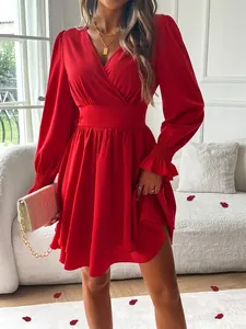 Gros plan d'une robe rouge à col en V avec ourlet à volants doubles et manches