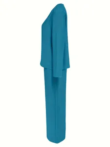 Seitenansicht des blaugrünen Damen-Sets mit strukturiertem Langarmshirt und weiter Hose