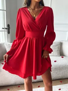 Robe rouge élégante à col en V, taille cintrée et ourlet à volants superposés.