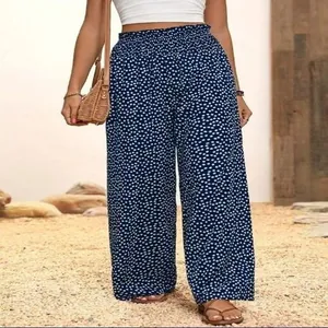 Vue détaillée du pantalon large à pois bleu marine à taille haute avec taille élastique