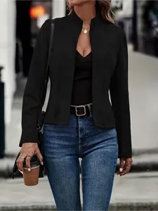 Dettaglio ravvicinato di una giacca vintage nera a maniche lunghe donna moda street