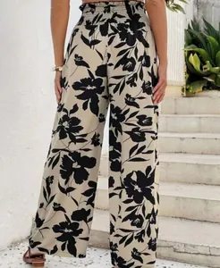 Vue arrière d'un pantalon large taille haute à imprimé floral noir