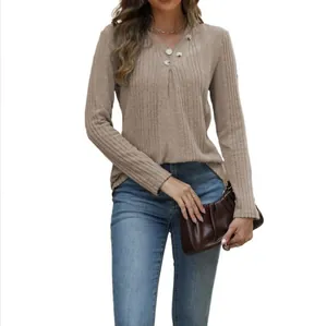 Detailweergave van een dames t-shirt met lange mouwen en V-hals in taupe bruin