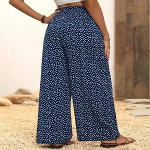 Détail de la vue arrière d'un pantalon large à taille haute avec imprimé floral bleu et blanc