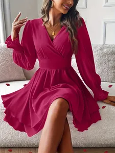 Robe courte élégante à col en V, manches longues, ourlet à volants et taille ajustée.