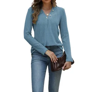 Ingezoomde weergave van blauw dames-T-shirt met V-hals, ribgebreide stof en knopen