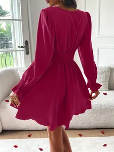 Vue arrière d'une robe magenta à col en V avec taille smockée et double volant bas