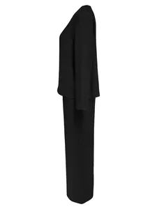Seitenansicht eines schwarzen Damen-Freizeitsets aus Oberteil und Hose für Reisen.