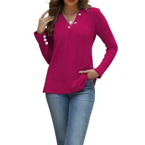 Gedetailleerde weergave van magenta shirt met lange mouwen en V-hals met knopen.