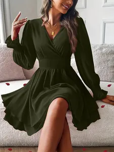 Robe élégante vert foncé à col en V, manches longues et ourlet à double couche fluide
