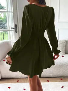 Vue arrière d'une robe vert olive à col en V avec poignets à volants et ourlet étagé