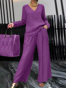 Lila zweiteiliges Damen-Reiseset mit V-Ausschnitt Top und fließender weiter Hose