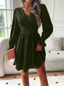 Robe courte vert olive à col en V, manches longues, taille marquée et bas à volants