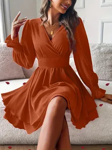 Robe élégante à col en V orange brûlé avec jupe à volants double couche et poignets froncés.