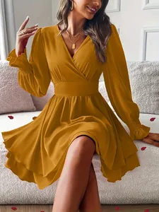 Détail rapproché d'une robe jaune moutarde à col en V avec ourlet à volants double couche
