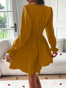 Vue arrière d'une robe jaune moutarde à col en V avec ourlet double couche et taille élastique