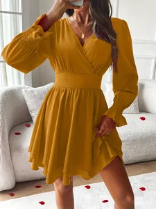 Vue détaillée d'une robe jaune moutarde à col en V, manches à volants et jupe à couches