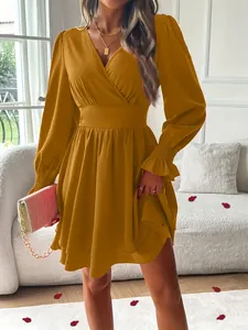 Robe courte jaune moutarde chic à col en V, manches longues et jupe à volants
