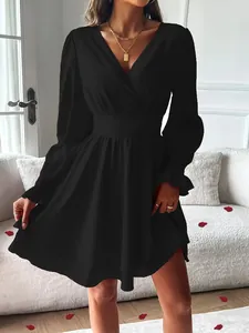 Vue détaillée d'une élégante robe noire à col en V avec une taille cintrée