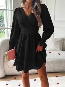 Robe noire élégante à col en V et manches longues avec poignets à volants et jupon