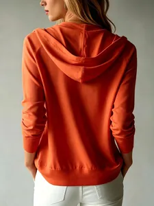 Vista posteriore dettagliata di un cardigan in maglia con cappuccio arancione per l'autunno